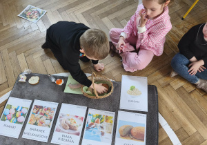 Na zdjęciu widzimy dziecko, które wykonuje zadanie od Zajączka.