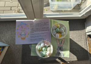 Na zdjęciu widzimy list od Zajączka oraz jajka w miseczkach.