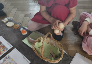 Na zdjęciu widzimy dziecko, które wykonuje zadanie od Zajączka.