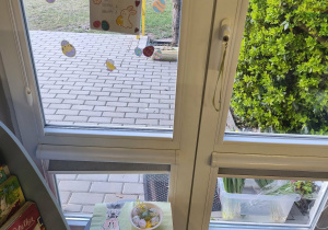 Na zdjęciu widzimy przyklejony na szybę list oraz na stoliku jajka w miseczkach.