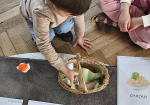 Na zdjęciu widzimy dziecko, które wykonuje zadanie od Zajączka.