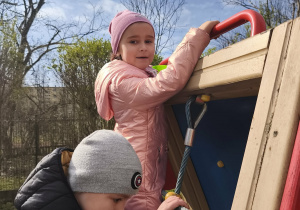 Na zdjęciu widzimy dziewczynkę, która odnalazła miseczkę z jajkiem na urządzeniu terenowym.