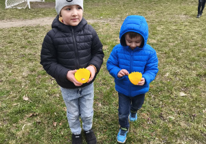 Na zdjęciu widzimy dwóch chłopców, którzy odnaleźli jajeczka pozostawione przez Zajączka.