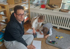 wolontariusz rysujący z dziećmi