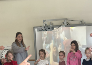 absolwentki przedszkola podczas wspólnych zabaw