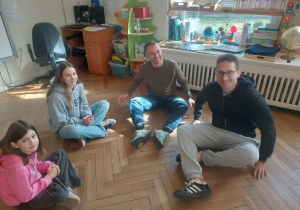 wolontariusze i absolwentki przedszkola