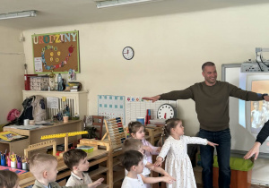 wolontariusz podczas zabawy hiszpańskiej z dziećmi