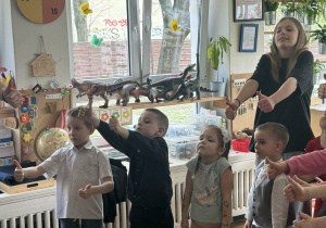 absolwentka przedszkola podczas zabawy z dziećmi