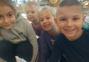 absolwentka przedszkola podczas zabawy z dziećmi