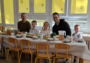 wolontariusze wśród dzieci podczas wspólnego śniadania wielkanocnego