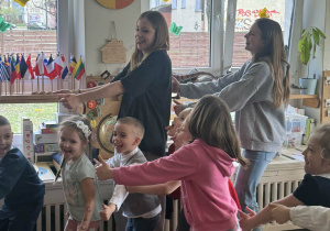 absolwentki podczas wspólnych zabaw