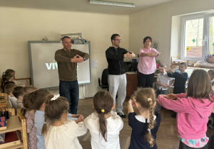 wolontariusze podczas hiszpońskiej zabawy z dziećmi