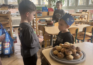 Chłopiec składa koledze życzenia.