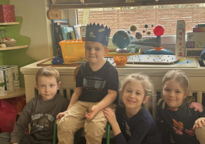 Na zdjęciu jest chłopiec w koronie, wśród innych dzieci.