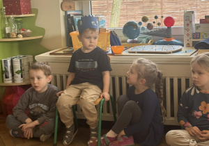 Chłopiec słucha wypowiedzi innych dzieci.