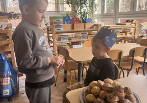 Chłopiec składa koledze życzenia.