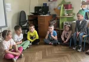 Chłopiec słucha wypowiedzi innych dzieci.