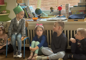 Chłopiec słucha wypowiedzi innych dzieci.