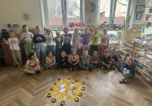 Zdjęcie przedstawia dzieci stojące w grupie.