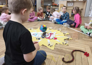 Paweł nawleka łańcuch życia