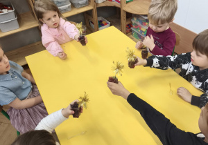 Dzieci zjadają kosmiczne galaretki