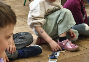 Dzieci oglądają ubrana Pawła