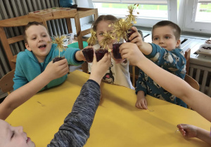 Dzieci zjadają kosmiczne galaretki