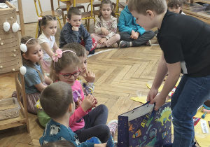 Paweł wręcza upominki