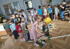 Dzieci składające życzenia