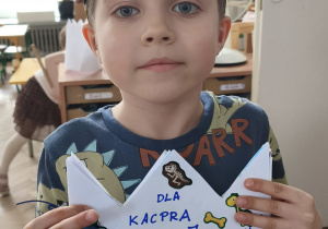 Kacper w koronie z laurkami od dzieci