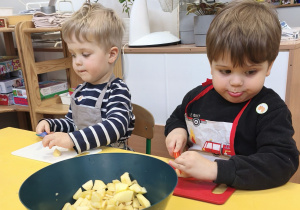 Dzieci obierają i kroją
