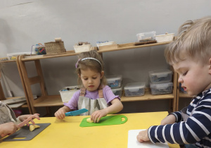 Dzieci obierają i kroją