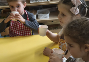Dzieci degustują sok