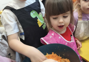 Dzieci dotykają odpady z marchwi