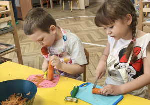 Dzieci obierają i kroją