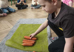 Dzieci szeregują marchewki