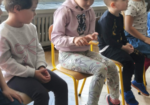 Na zdjęciu widzimy dziewczynkę, która trzyma szczotkę do czesania królików.