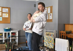 Na zdjęciu widzimy Pana, który trzyma w ręku królika.