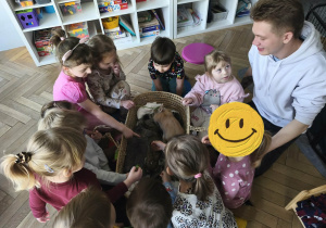 Na zdjęciu widzimy dzieci, które opiekują się królikami.