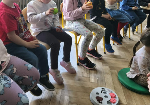 Na zdjęciu widzimy dzieci, które trzymają w rękach zabawki sensoryczne dla królików.