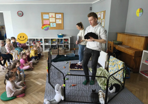 Na zdjęciu widzimy Pana, który trzyma królika w rękach.