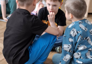 chłopcy rozmawiają