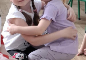 dzieczynki przytulają się