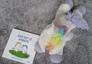 ksiązka i maskotka jednorożca