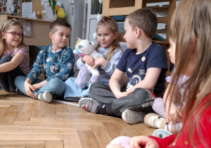 dziewczynka przytula maskotkę jednorożca