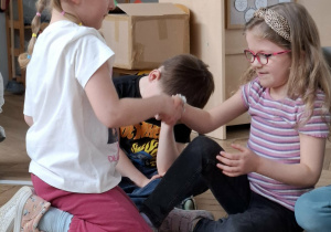 dziewczynki podają sobie ręcę na zgodę