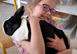 dziewczyna trzyma królka na rękach