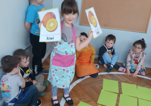 Dziewczynka odkrywa parę w grze Memory.