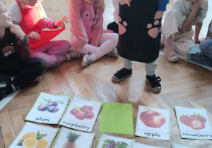 Chłopiec odgaduje, który owoc zniknął.