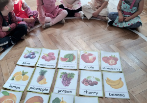 Dzieci odgadują, który owoc zniknął.